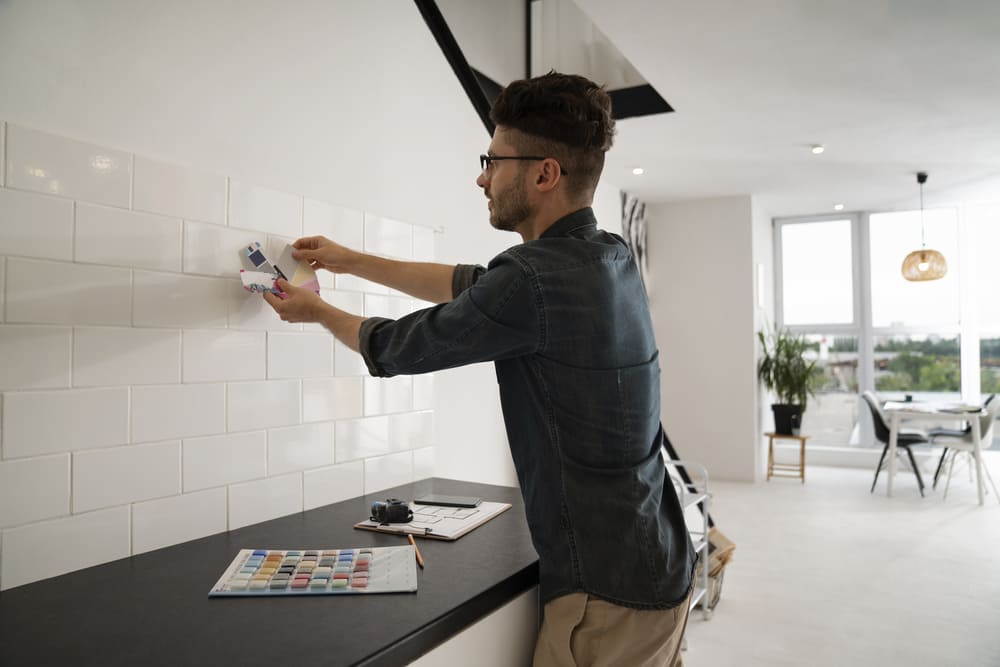 hombre reformando cocina