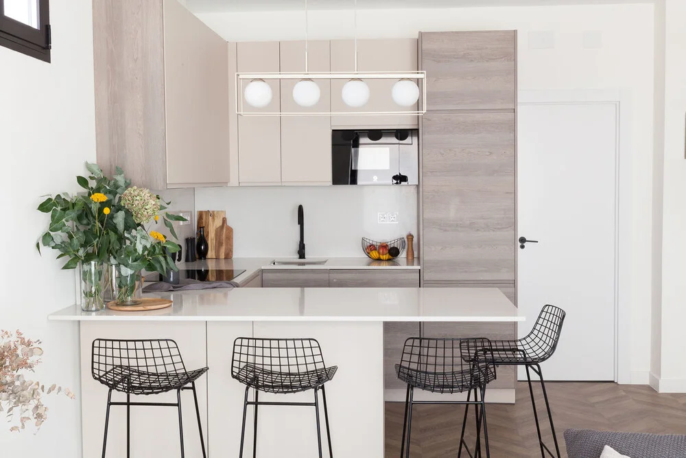 cocina moderna blanca con peninsula